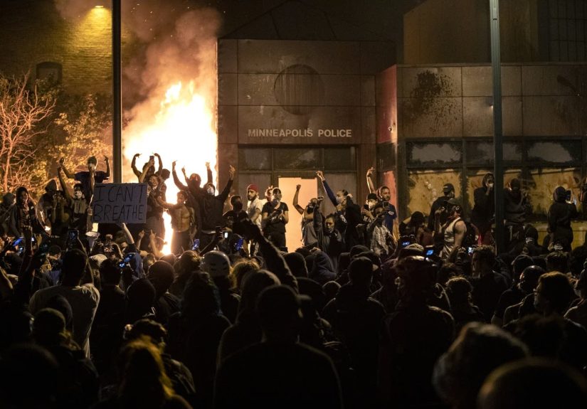 VIDEO: Minneapolis Police Retreat After Protesters Attack Them!